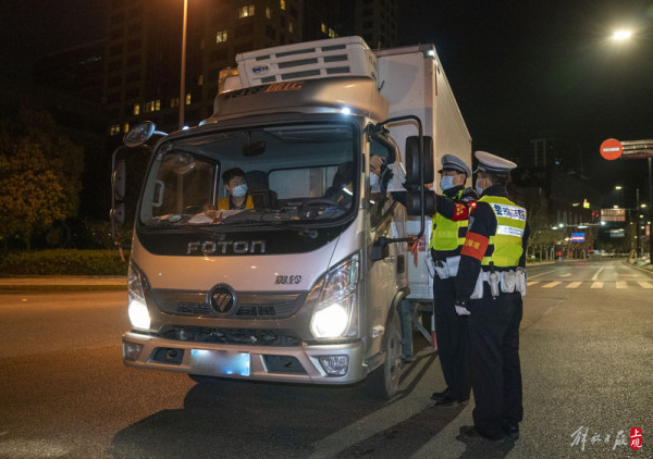 警方封闭各区交界路口，4月1日3时起，上海浦西地区实施封控，开展核酸筛查休闲区蓝鸢梦想 - Www.slyday.coM