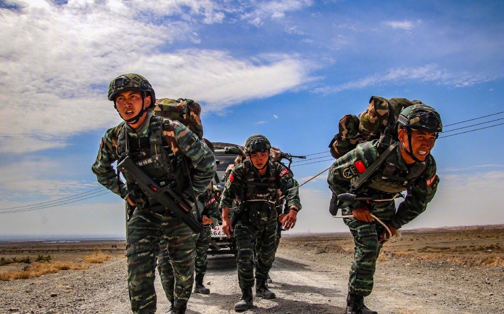 中国军人练为战,酷暑难耐,冒着40℃高温