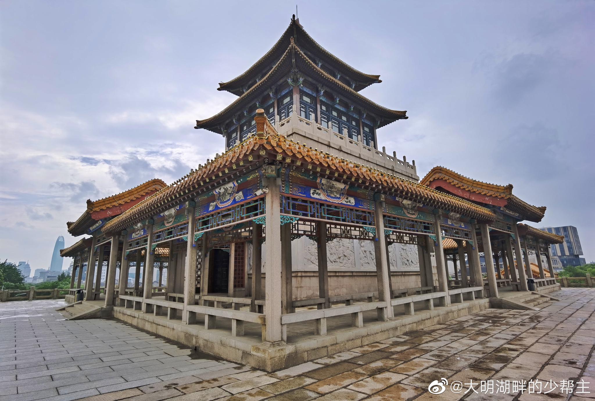 漫步在济南的护城河畔,有一座雄伟的建筑十分引人注目