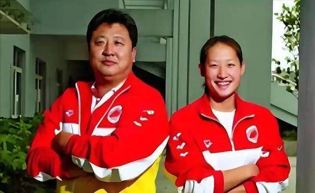 金牌教练金炜：娶3位弟子，小23岁的奥运冠军妻子成家庭主妇|刘子歌|游泳队|婚姻|俱乐部|大奖_新浪体育_新浪新闻