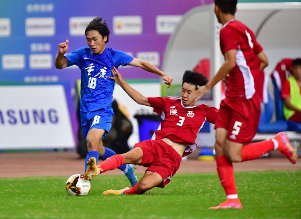 陕西队球员曹申(中)在比赛中防守重庆队球员田翔宇.