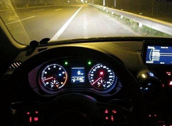 晚上驾驶的风险要远远高于白天,记住这些夜里开车的诀窍