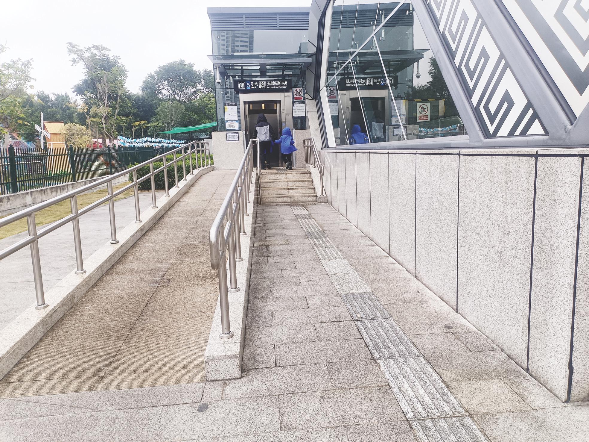 盲道随处可见 无障碍卫生间日渐增多|南宁市|广西壮族自治区|轮椅|残疾人|设施_新浪新闻
