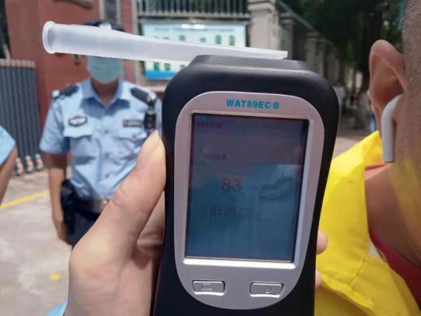 学校门口醉驾、寻衅滋事，水富一男子被行政拘留休闲区蓝鸢梦想 - Www.slyday.coM