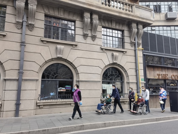 疫情中的上海，武康大楼下一支特殊的“车队”休闲区蓝鸢梦想 - Www.slyday.coM