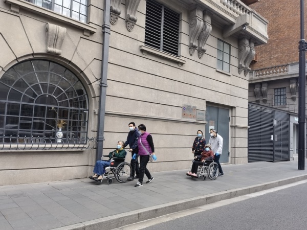 疫情中的上海，武康大楼下一支特殊的“车队”休闲区蓝鸢梦想 - Www.slyday.coM