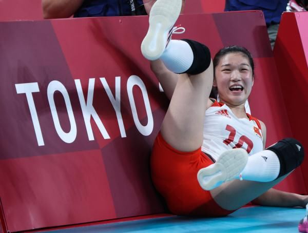 中国队球员王梦洁救球时摔倒.