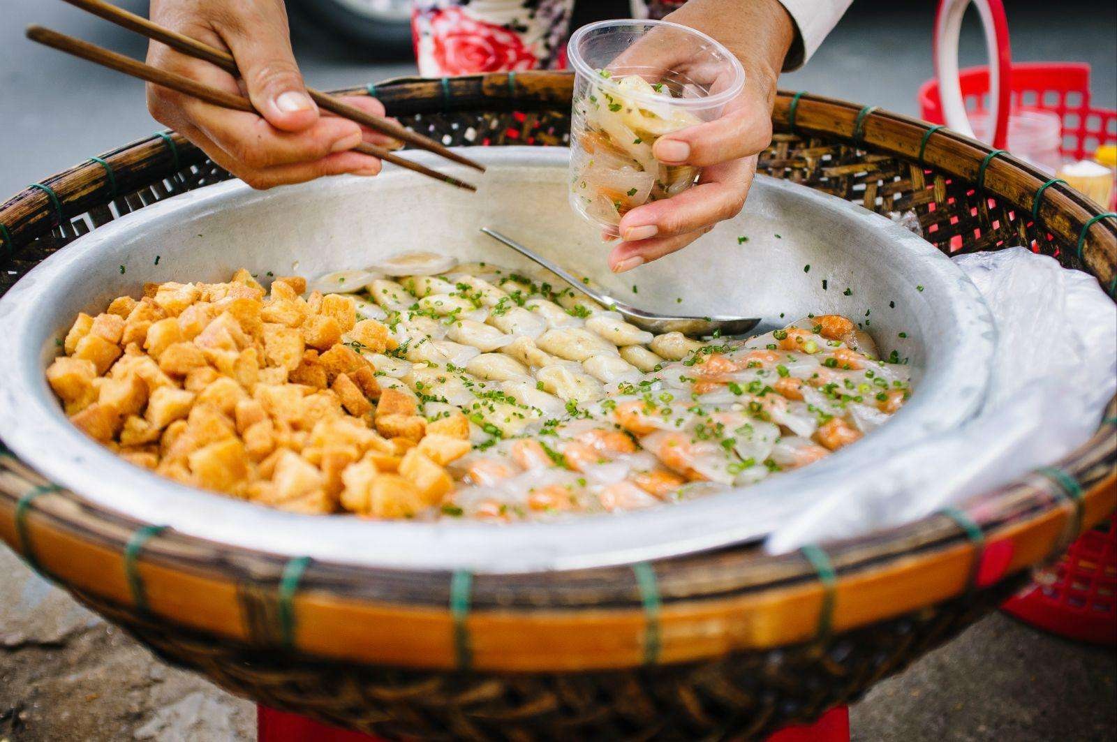 越南街边的彩虹饭,应该算是越南街边小吃中最有意思的一种了