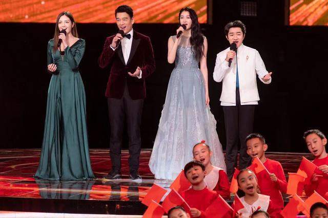 董卿终于回归跨年晚会太惊喜!穿格子裙惊艳全网,朱迅却显水桶腰