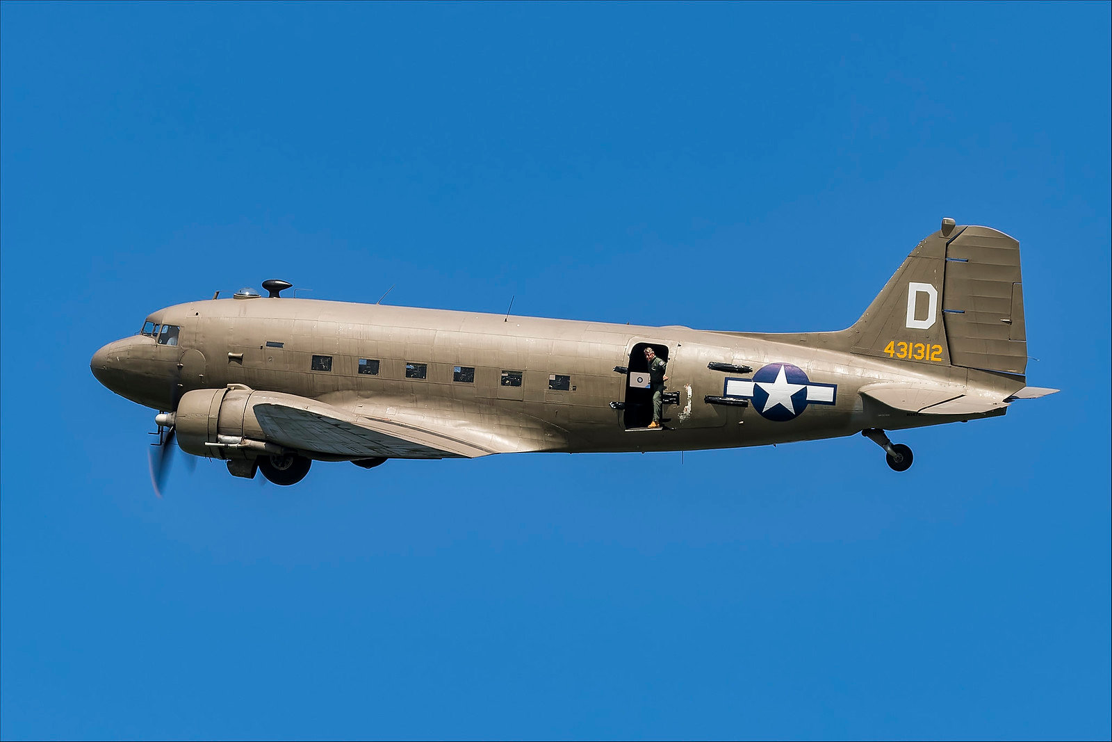 哥伦比亚幽灵ac47满负荷搭载枪炮担负打击毒贩重任