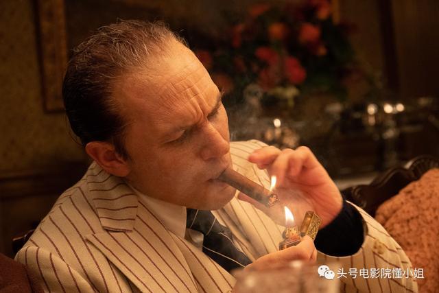 症的感官恐怖中迷失了自己,大便失禁弄脏自己,给他胡萝卜来代替雪茄"