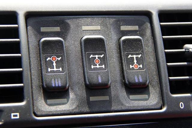 汽车的差速器,差速锁有什么不同?很多车主容易把它俩搞混