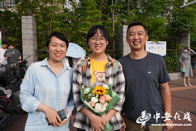 「高考影像」难忘！记录考场外那些温馨瞬间休闲区蓝鸢梦想 - Www.slyday.coM