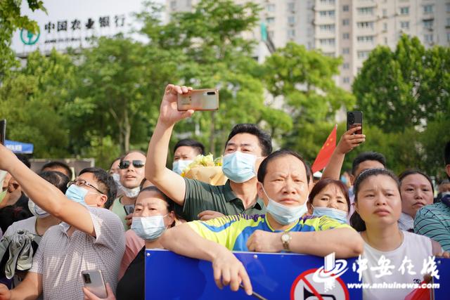 「高考影像」难忘！记录考场外那些温馨瞬间休闲区蓝鸢梦想 - Www.slyday.coM
