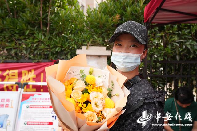 「高考影像」难忘！记录考场外那些温馨瞬间休闲区蓝鸢梦想 - Www.slyday.coM