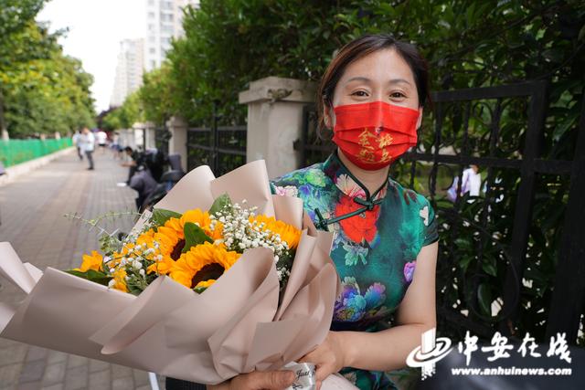 「高考影像」难忘！记录考场外那些温馨瞬间休闲区蓝鸢梦想 - Www.slyday.coM
