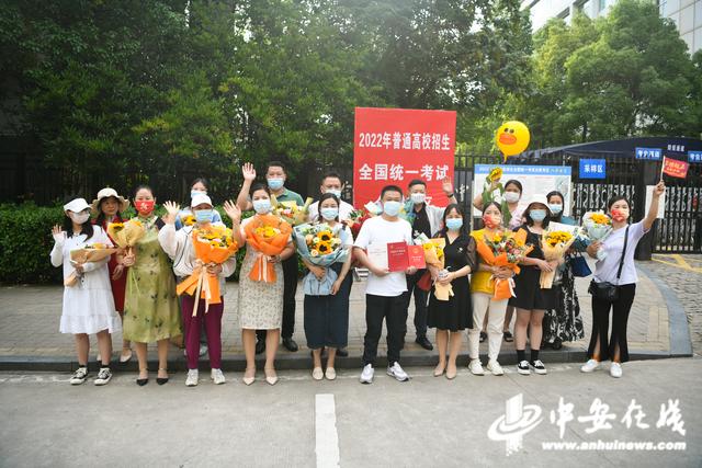 「高考影像」难忘！记录考场外那些温馨瞬间休闲区蓝鸢梦想 - Www.slyday.coM