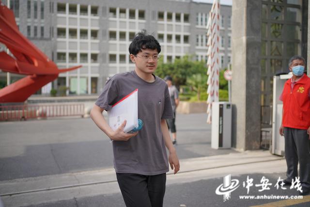 「高考影像」难忘！记录考场外那些温馨瞬间休闲区蓝鸢梦想 - Www.slyday.coM