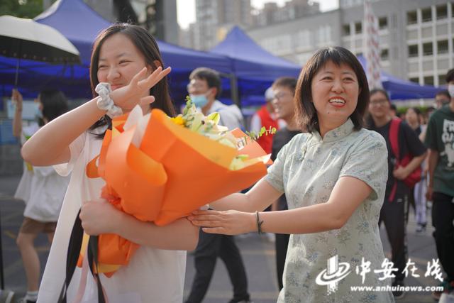 「高考影像」难忘！记录考场外那些温馨瞬间休闲区蓝鸢梦想 - Www.slyday.coM