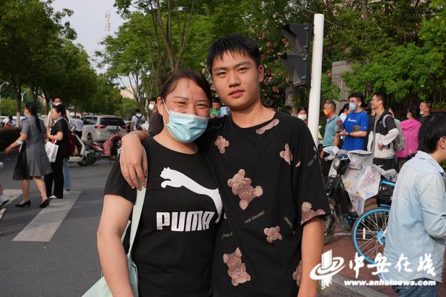 「高考影像」难忘！记录考场外那些温馨瞬间休闲区蓝鸢梦想 - Www.slyday.coM