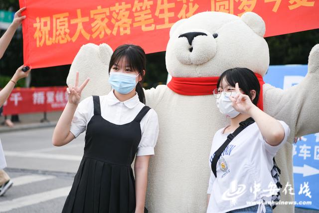 「高考影像」难忘！记录考场外那些温馨瞬间休闲区蓝鸢梦想 - Www.slyday.coM
