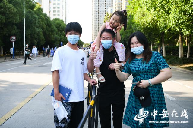 「高考影像」难忘！记录考场外那些温馨瞬间休闲区蓝鸢梦想 - Www.slyday.coM