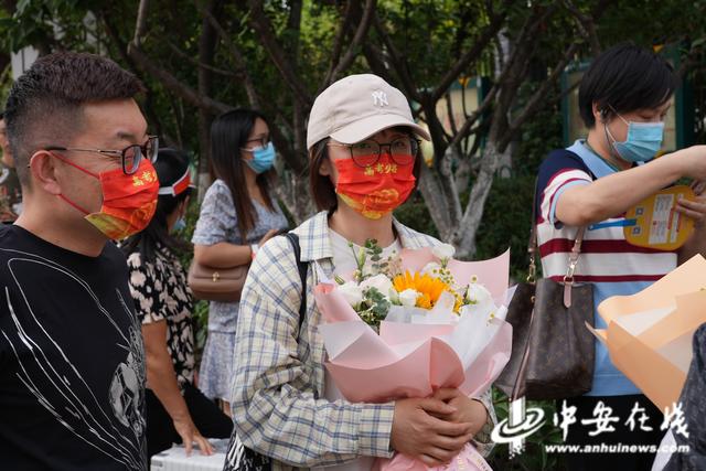 「高考影像」难忘！记录考场外那些温馨瞬间休闲区蓝鸢梦想 - Www.slyday.coM