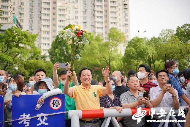 「高考影像」难忘！记录考场外那些温馨瞬间休闲区蓝鸢梦想 - Www.slyday.coM
