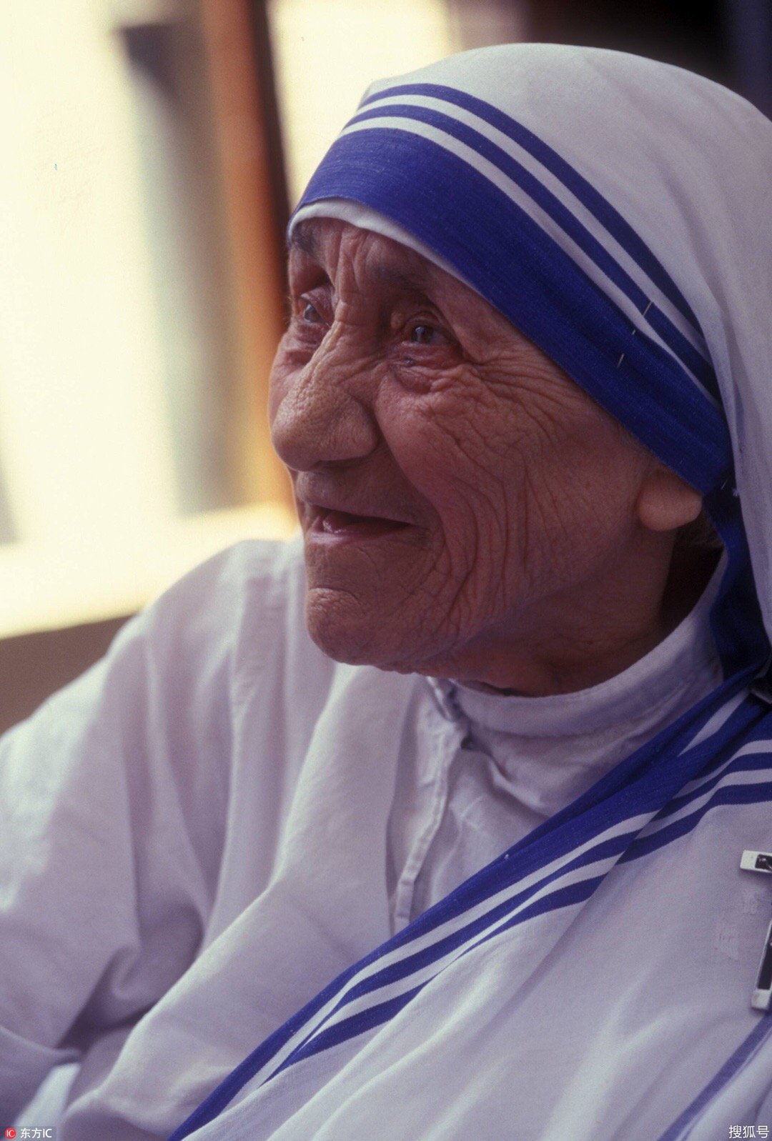 1910年8月27日,特蕾莎修女出生.她是世界著名的天主教慈善工作者