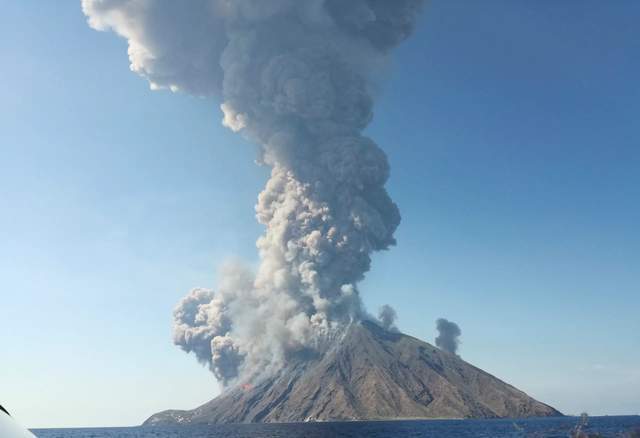夏威夷冒纳罗亚火山和意大利斯特龙博利火山,在近日都发生了喷发