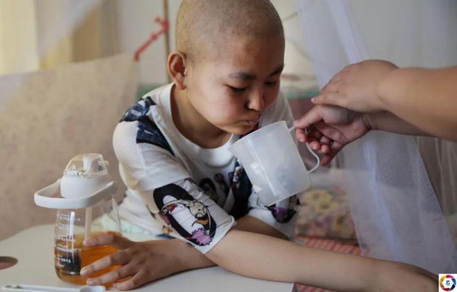 13岁女孩突患血癌危在旦夕,后妈不离不弃,称:没有她家就不完整休闲区蓝鸢梦想 - Www.slyday.coM 13岁女孩突患血癌危在旦夕,后妈不离不弃,称:没有她家就不完整休闲区蓝鸢梦想 - Www.slyday.coM