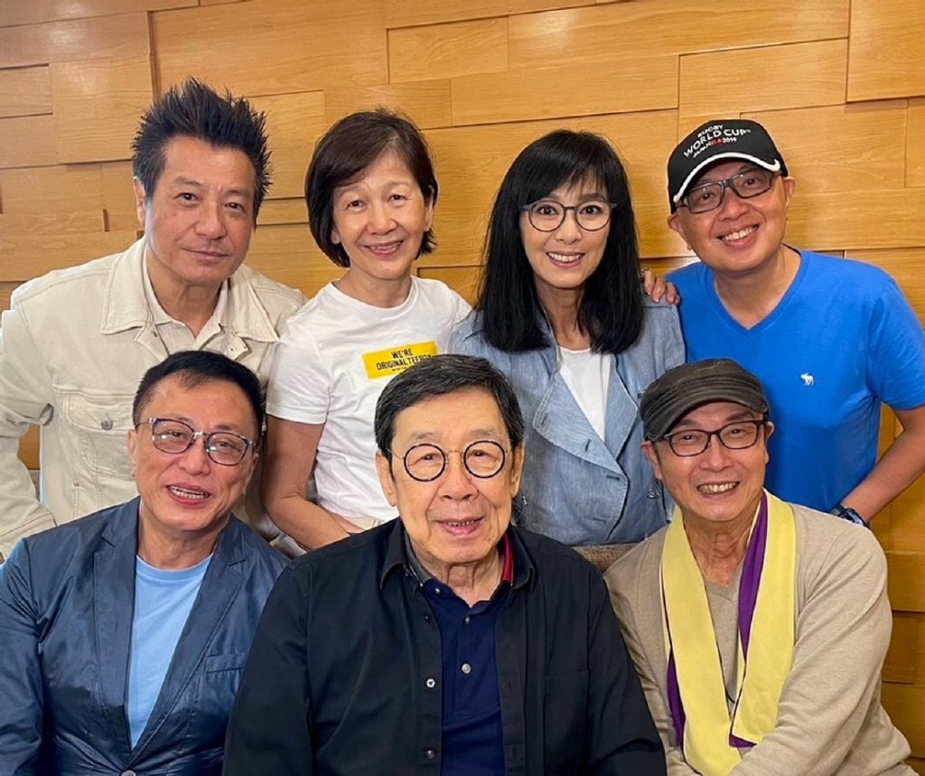 72岁刘松仁罕见公开近照，面色红润略发福，与罗兰贴面合照很开心|中风|刘松仁|近照_新浪新闻