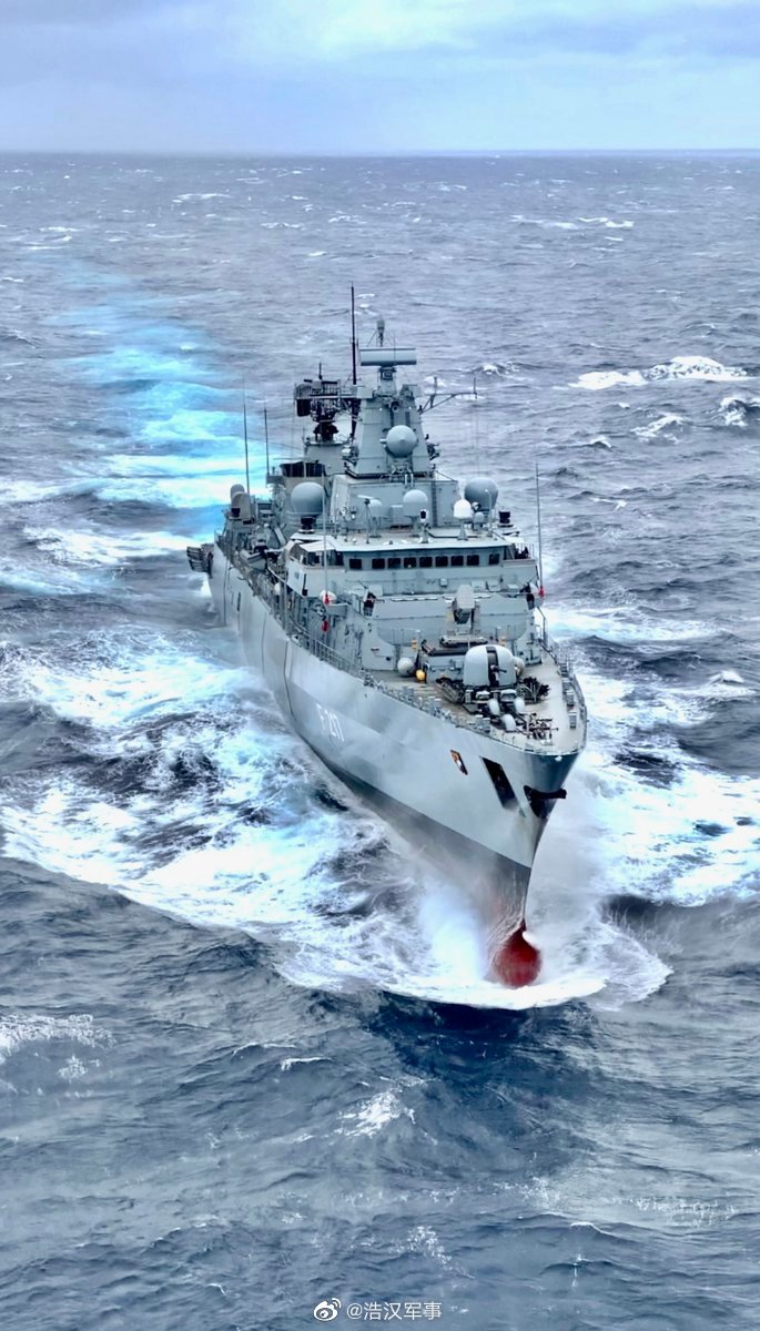 德国海军f123级护卫舰"拜仁"号回国途中在印度洋接受美军补给舰