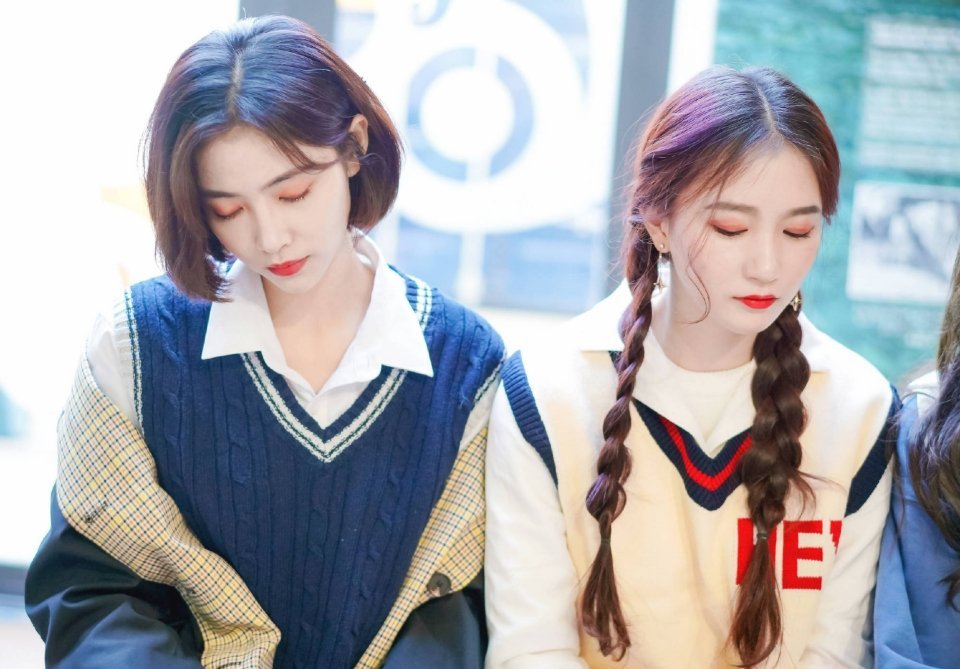 许佳琪吴哲晗同框牵手了,这两个人太美好了