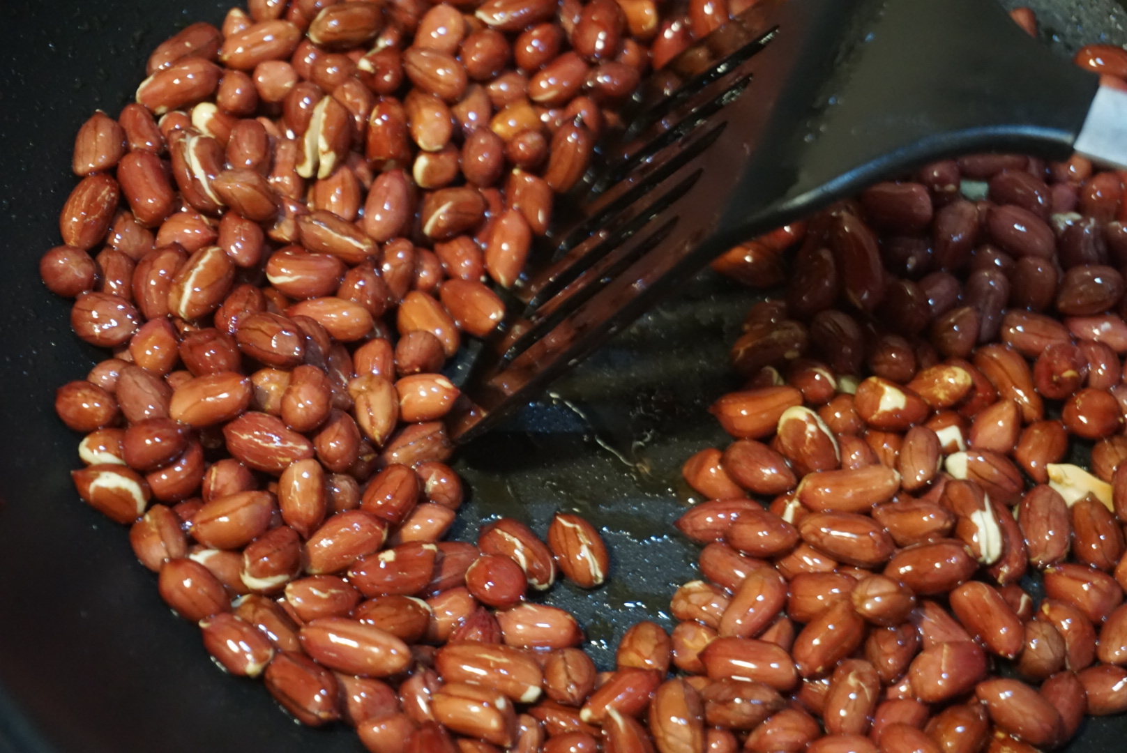 炸果仁不用提前泡8分钟出锅,用这秘诀又香又脆,不糊不生不油腻