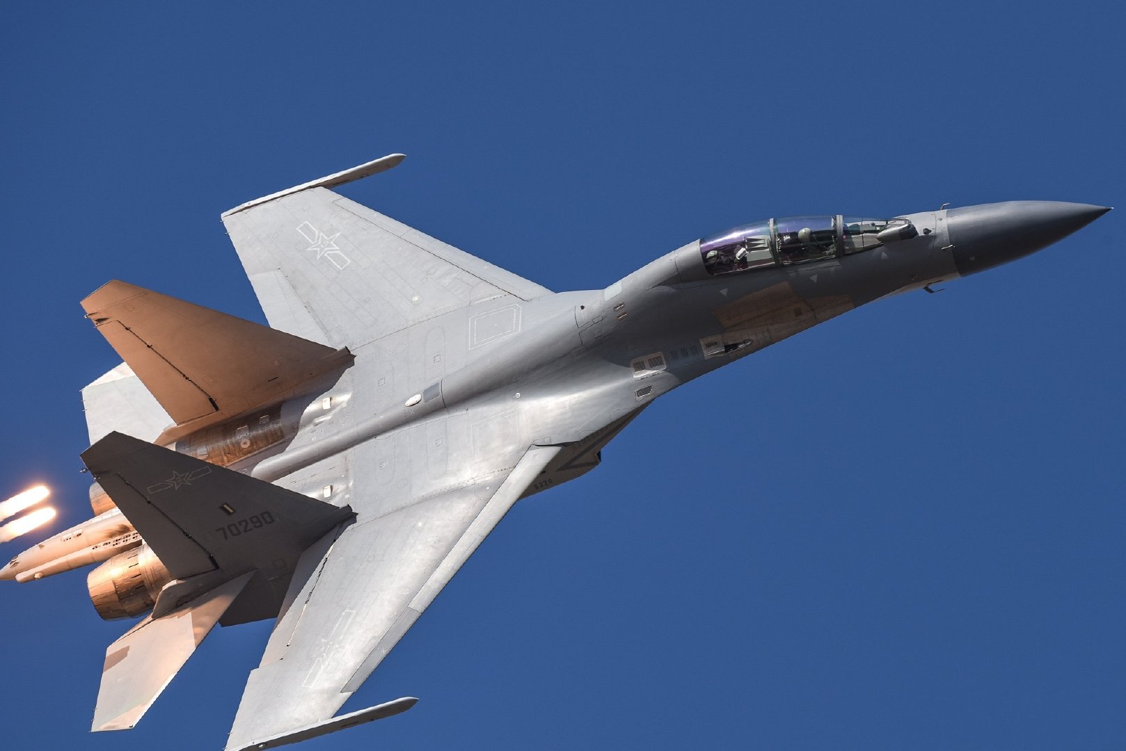 装备规模喜人,战力可堪大任,歼16正在大放异彩!