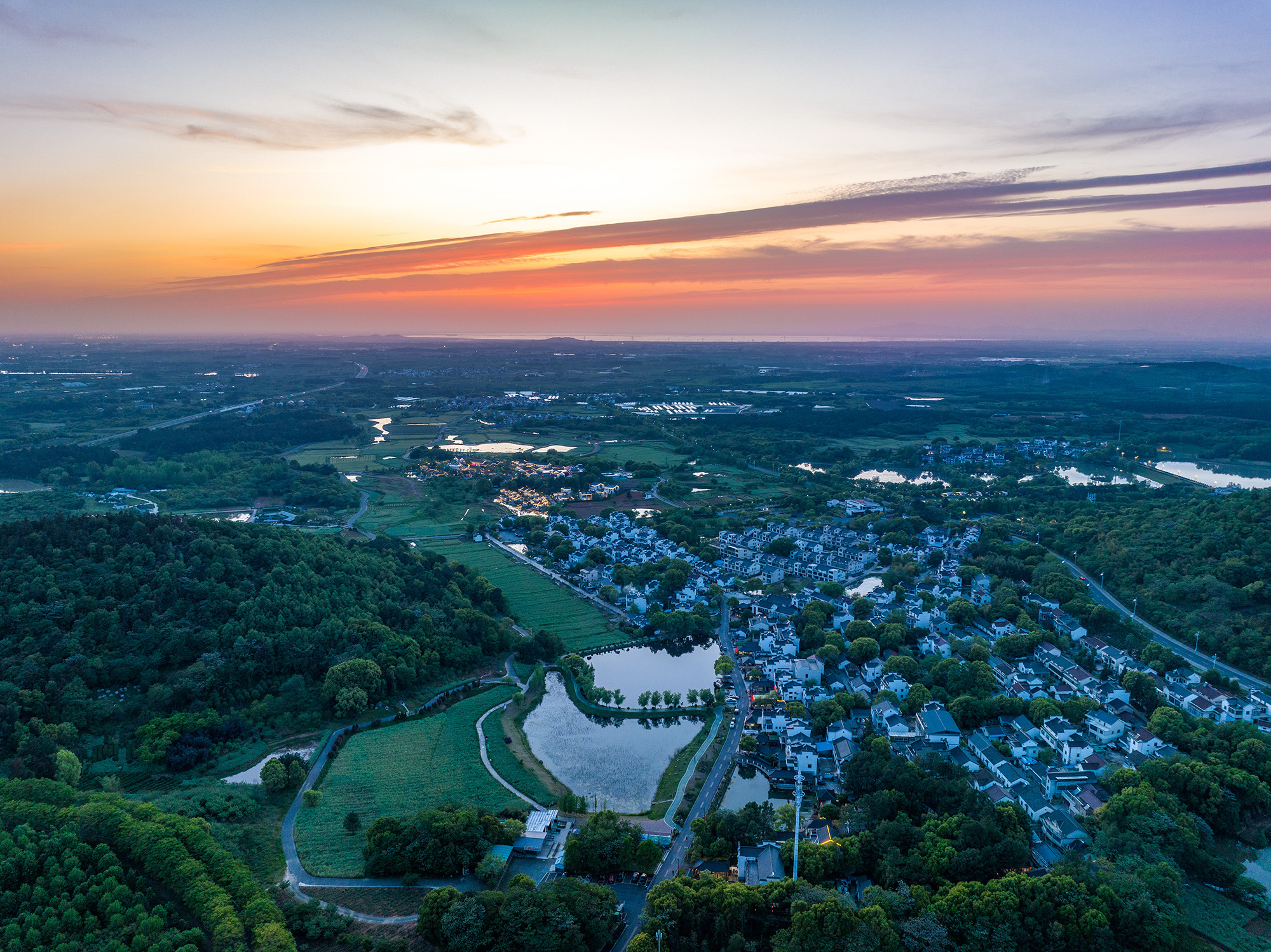 高淳大山村旁的中式民宿竹上云想酒店品农家菜享采摘乐趣