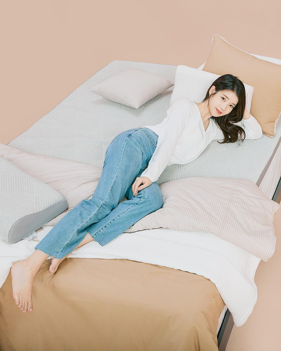 今日份脸足同框(3/1) 图为iu李知恩__财经头条