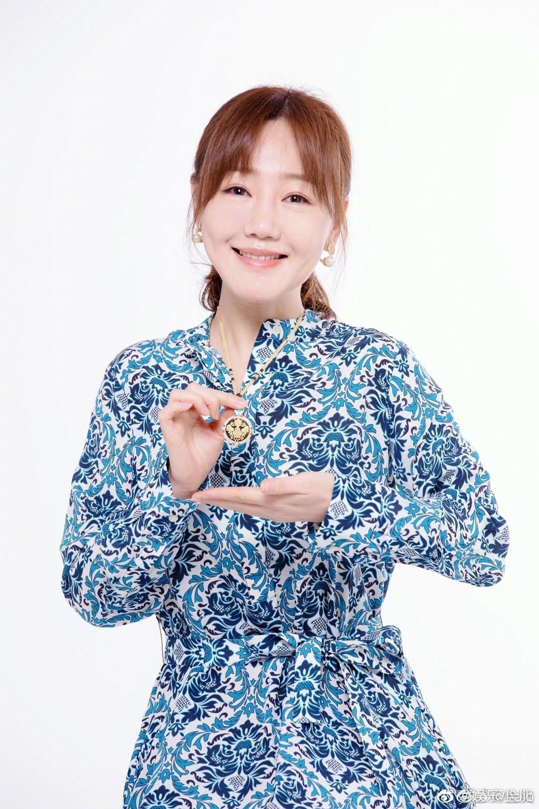 薛佳凝微博更新自己的最近照片