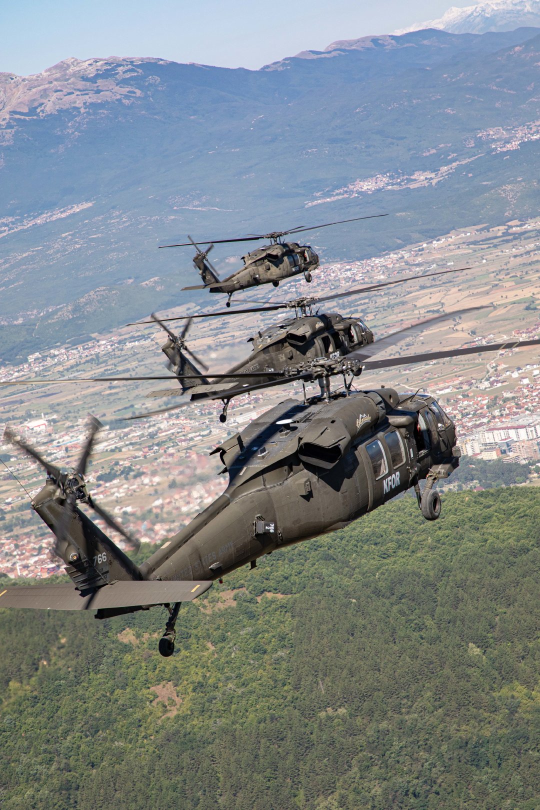 美驻科索沃陆航部队特遣队多机训练