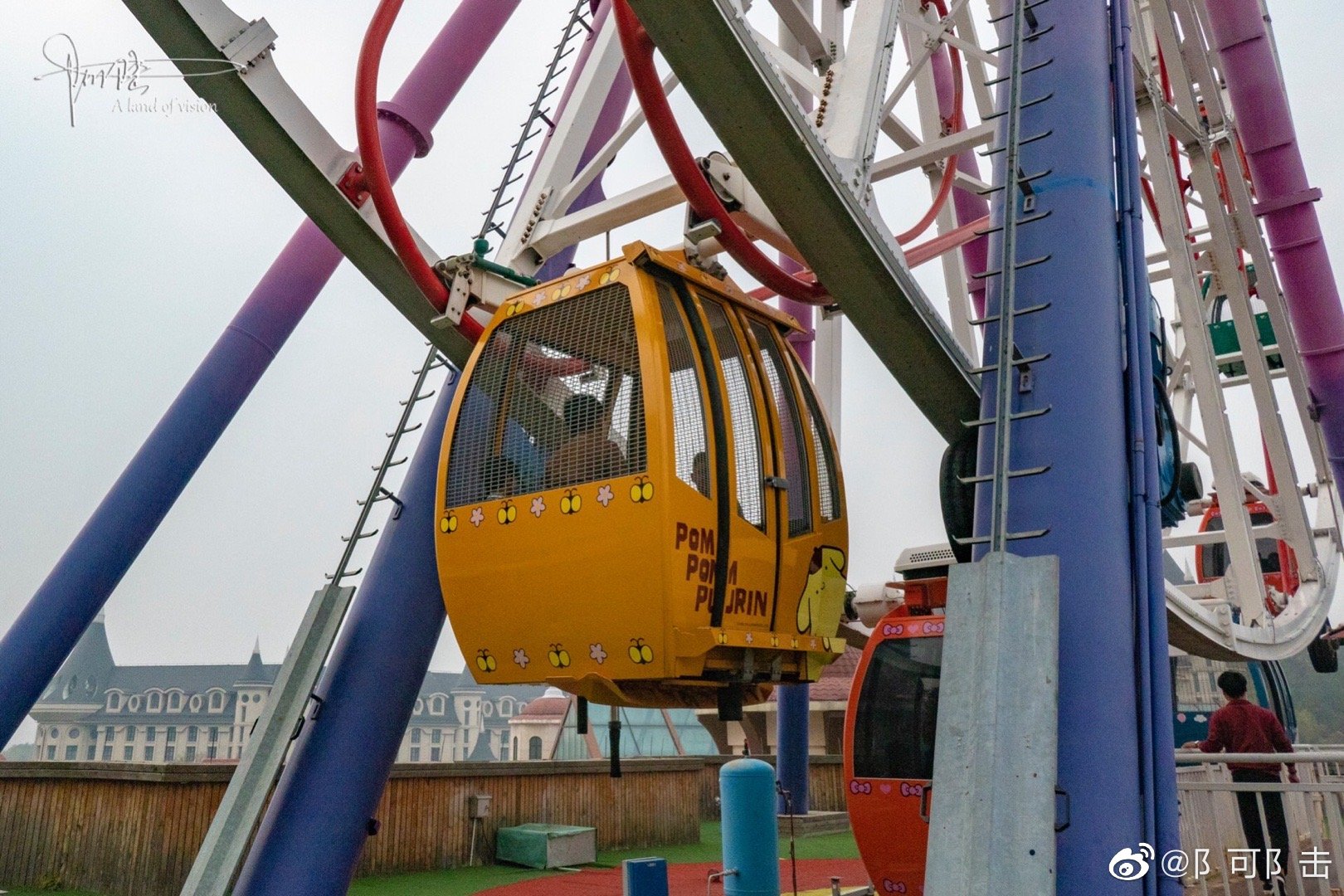 凯蒂猫乐园里的摩天轮不算很大