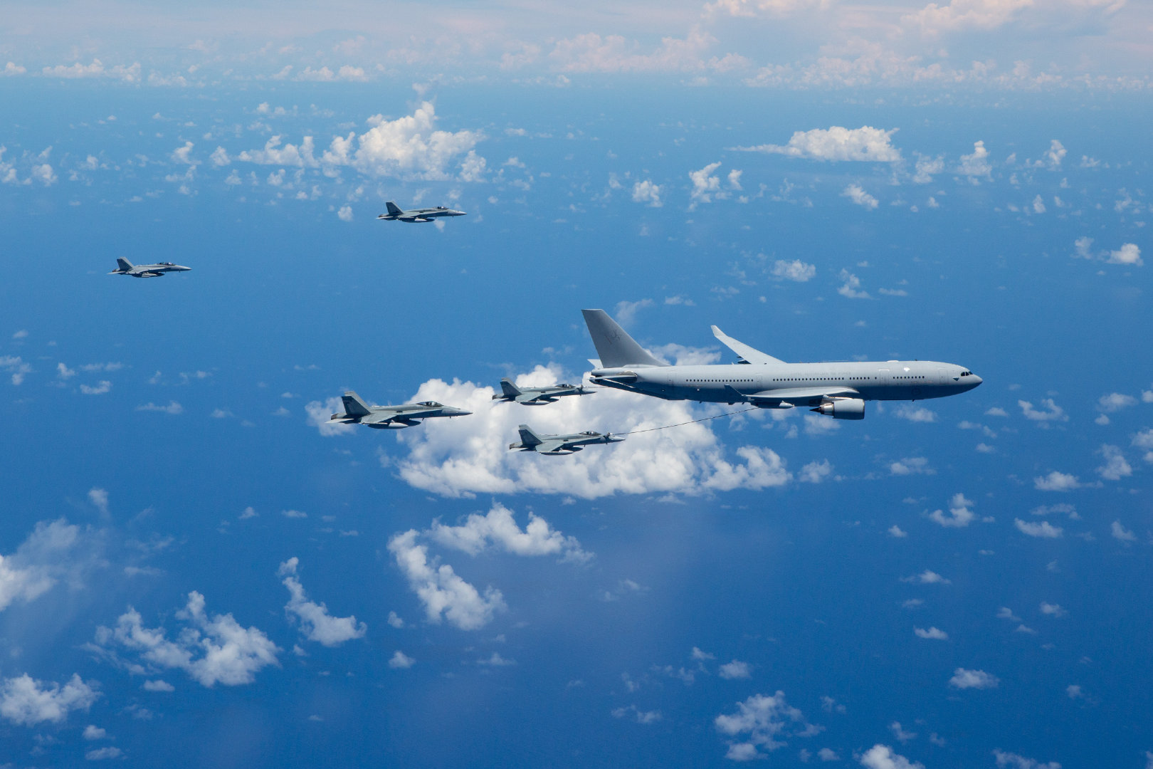 澳空军航空兵某旅组织多机型大机群空中加油训练