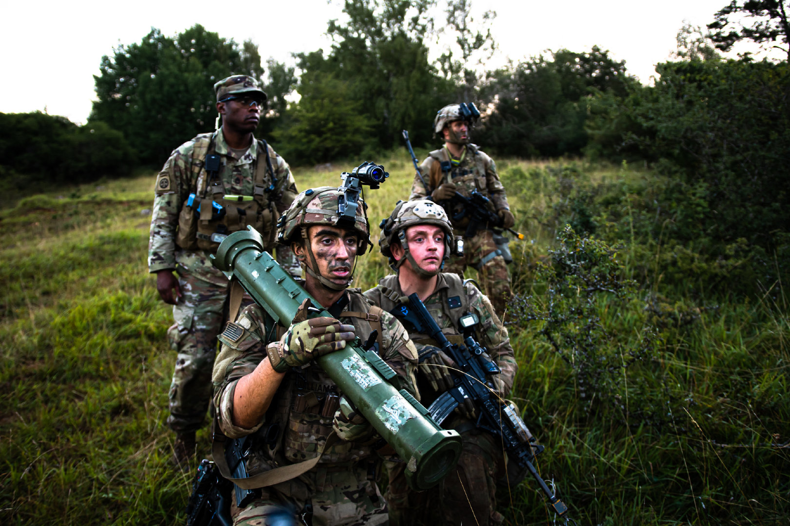 第173空降旅的美军伞兵准备在2020年8月20日在德国霍恩费尔斯训练区的