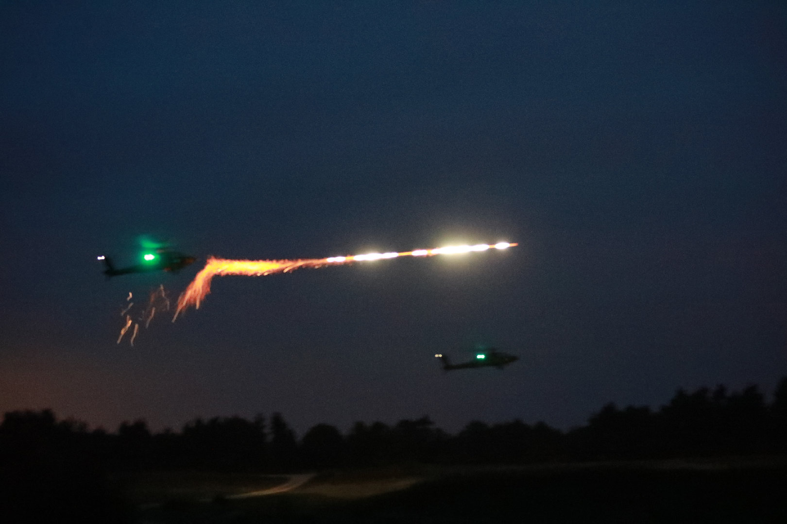 "直升机夜间飞行,攻击,由于能见度差,飞行高度低