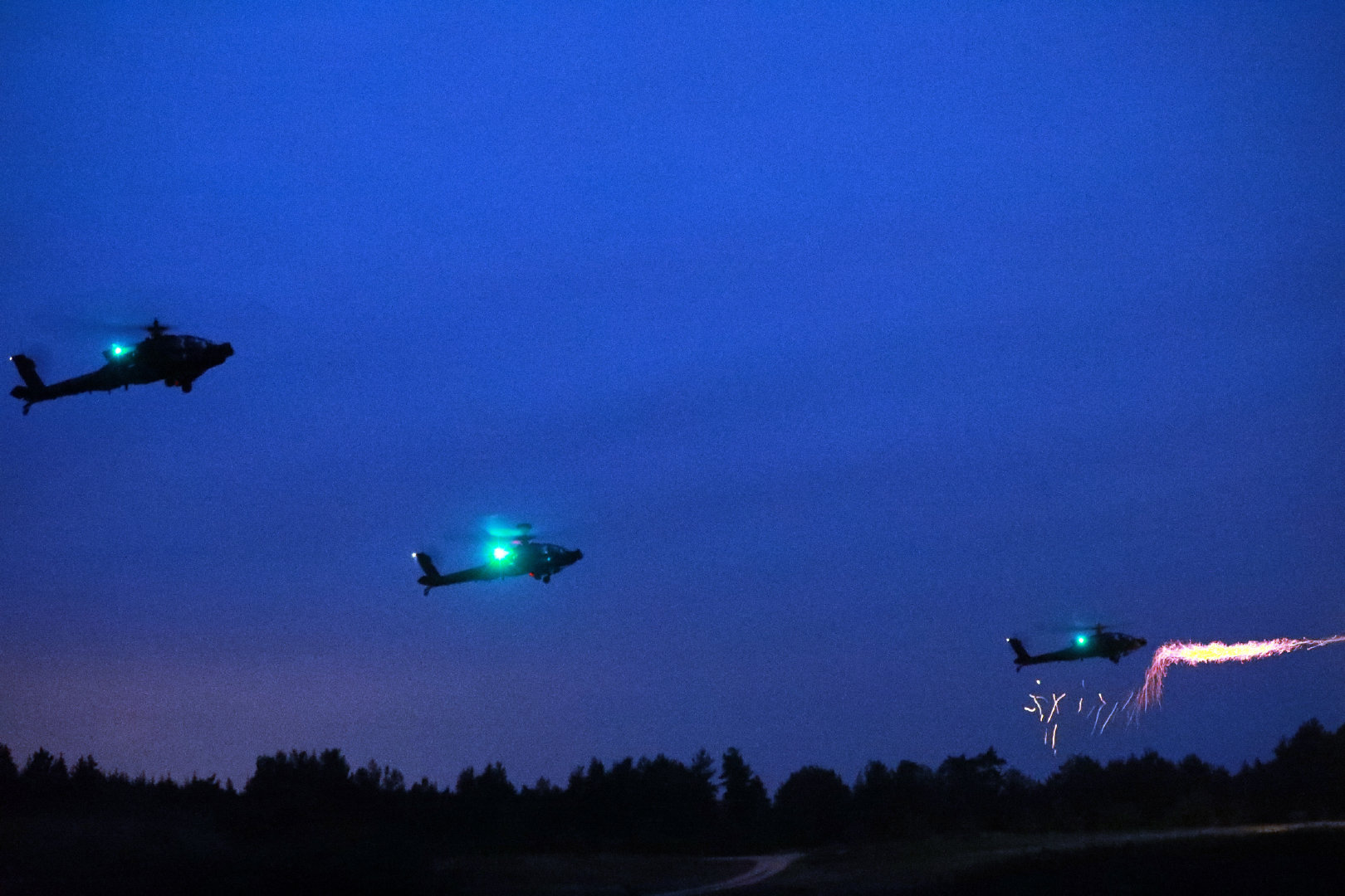 "直升机夜间飞行,攻击,由于能见度差,飞行高度低