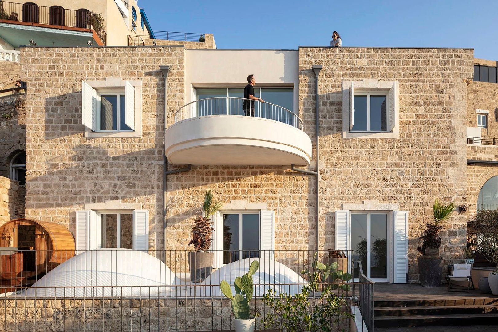 比利时小夫妻在海边改造了一座白色别墅