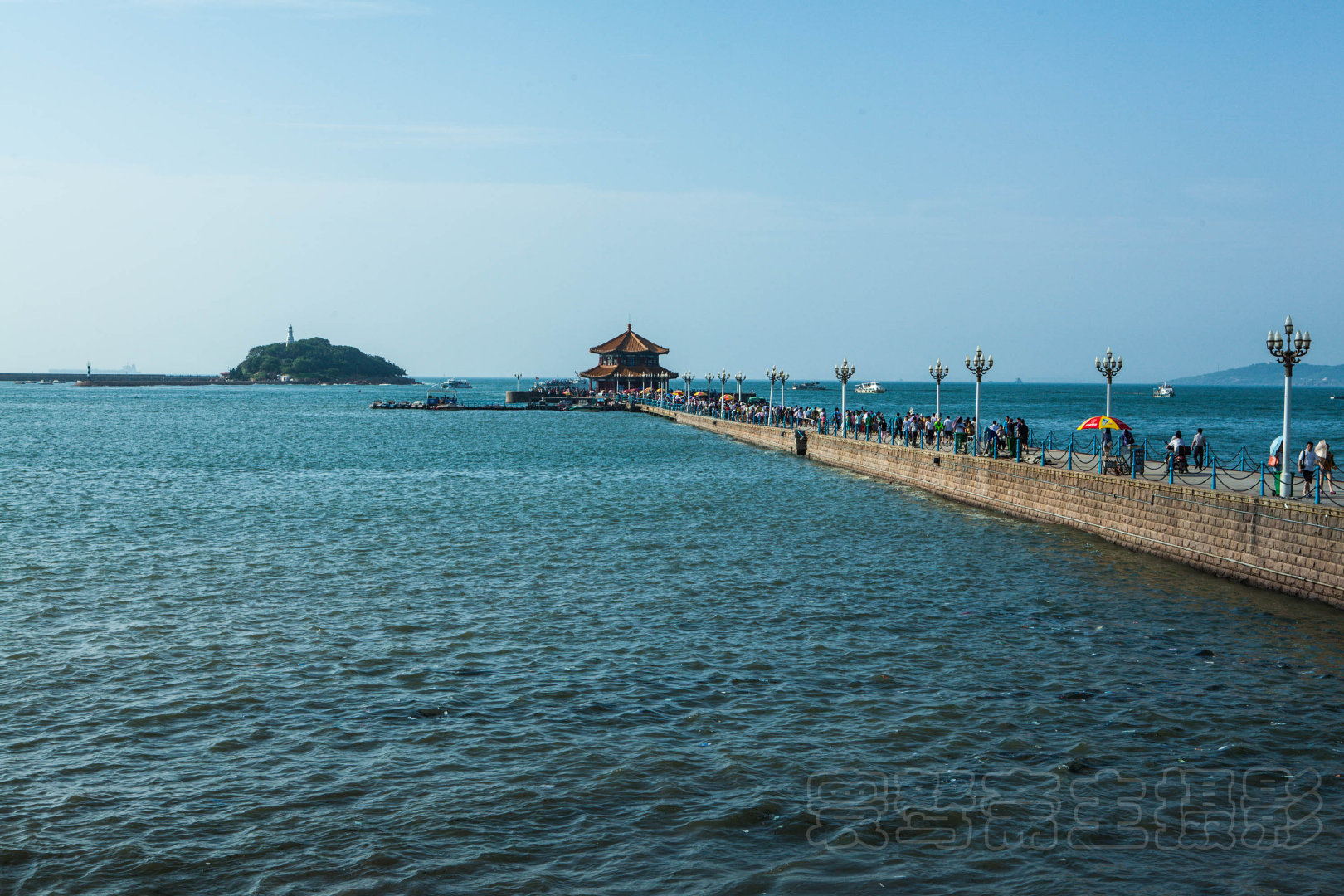 青岛大爷冬练三九夏练三伏在人流如织的栈桥上每天都排着队去跳海