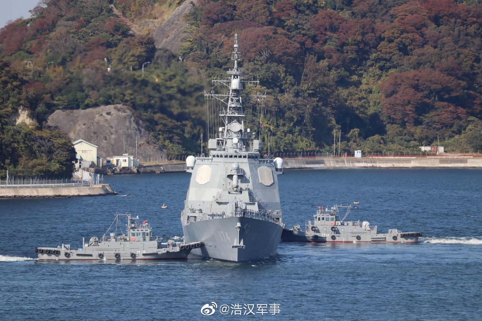 日本海上自卫队雾岛号宙斯盾驱逐舰驶出横须贺港