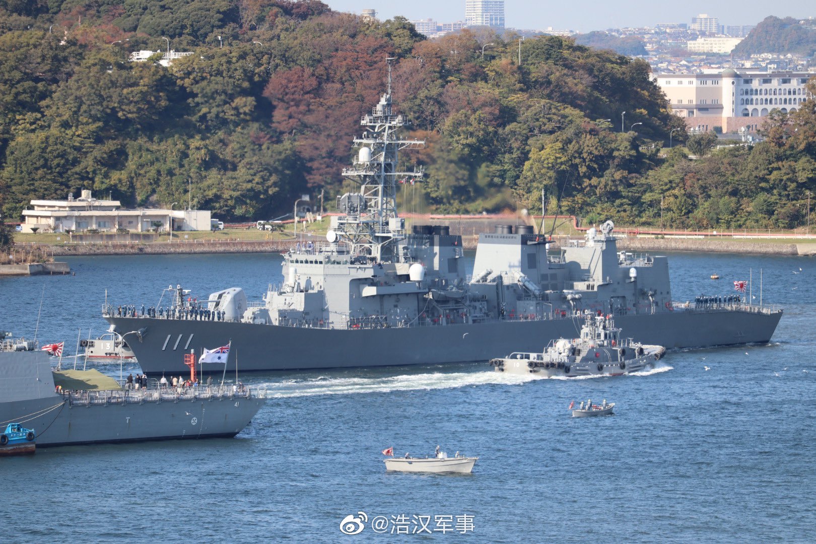 日本海上自卫队大波号与照月护卫舰驶离横须贺军港