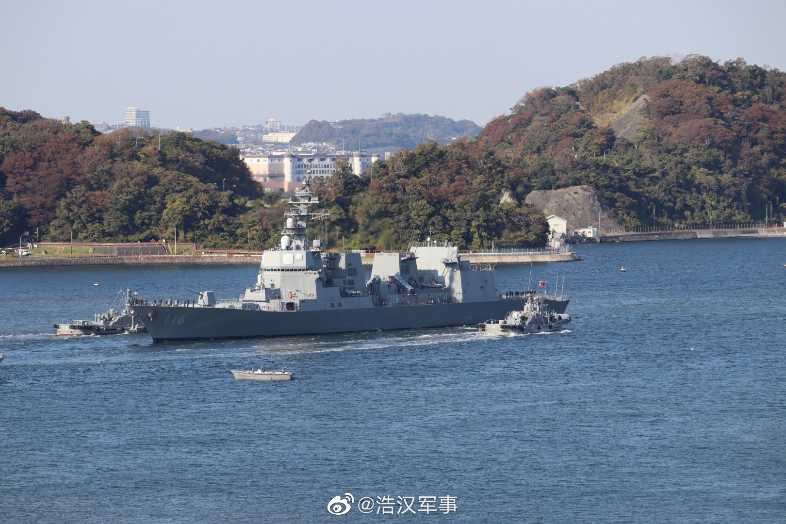 日本海上自卫队大波号与照月护卫舰驶离横须贺军港